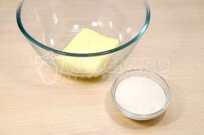 Чтобы приготовить быстрые кексы в духовке в формочках нужно в большой миске смешать 120 грамм сахара и 180 грамм мягкого сливочного масла.