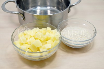 2 картофелины очистить и нарезать кубиками.