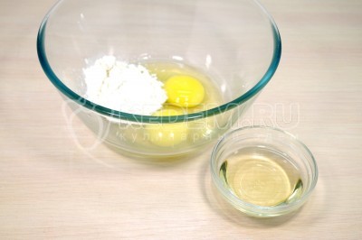 Чтобы приготовить салат с яичными блинчиками, копченой курицей и маринованными шампиньонами нужно в миске смешать 2 яйца, 2 столовые ложки муки, 2 столовые ложки растительного масла и 1 щепотку соли.