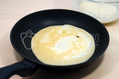Испечь на сковороде смазанной подсолнечным маслом 5-6 яичных блинчиков с двух сторон.