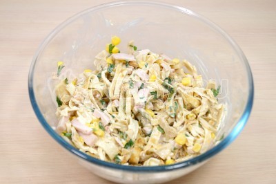 Аккуратно хорошо перемешать салат с яичными блинчиками, копченой курицей и маринованными шампиньонами.