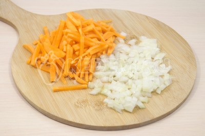 Чтобы приготовить стручковую фасоль с курицей и рисом на сковороде нужно морковь нарезать соломкой, репчатый лук мелко нашинковать.