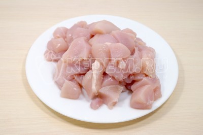 300 грамм куриного филе нарезать небольшими кусочками.