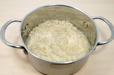 300 грамм длиннозерного риса промыть. Переложить рис в кастрюлю. Влить 700 миллилитров воды. Добавить 1/2 чайной ложки соли. Поставить вариться 20-25 минут до готовности.