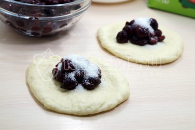 Выложить вишни горкой и посыпать сахаром.